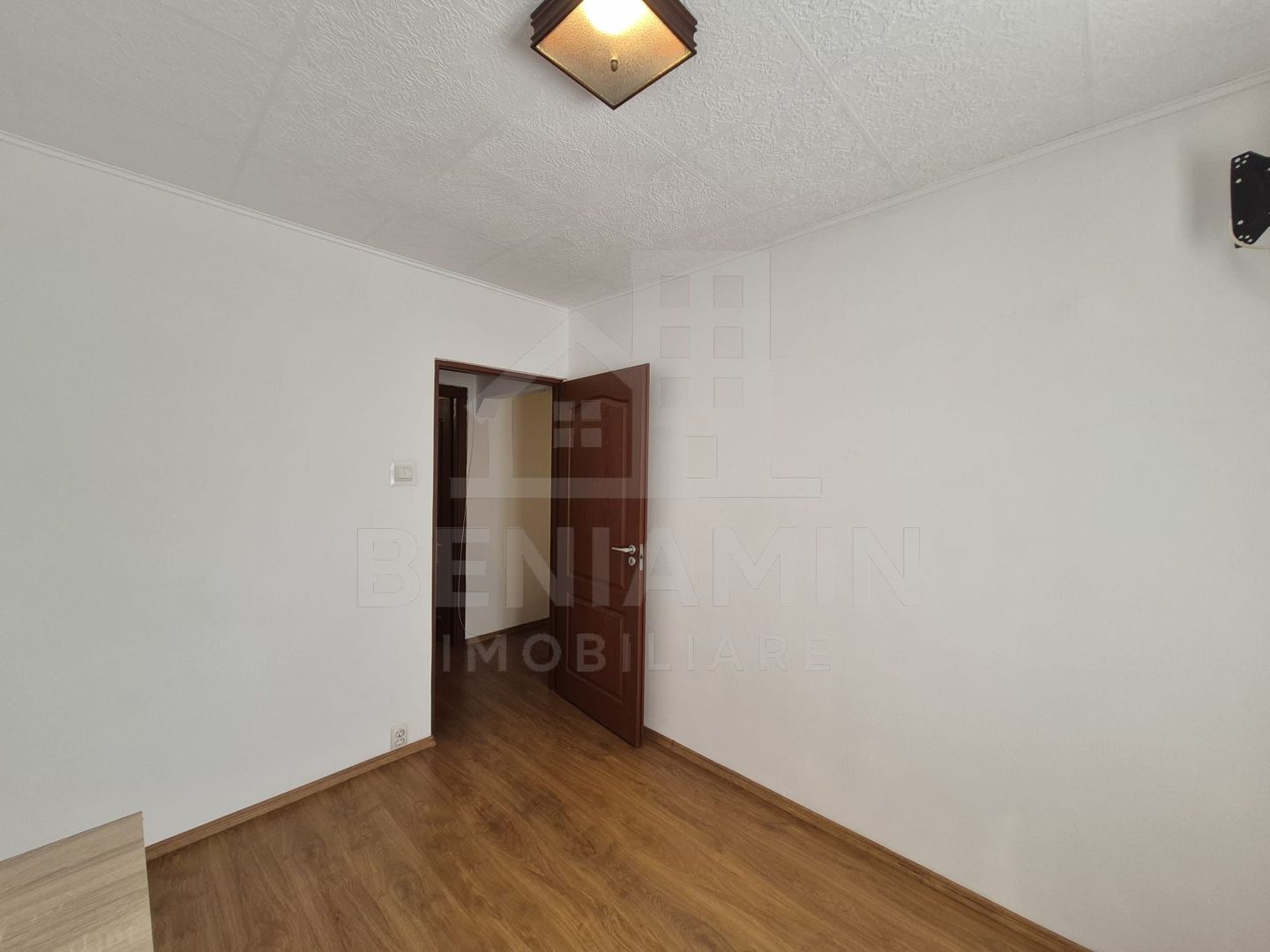 3Camere-50mp-Etaj3- Centrala Termica-50mp-Aer Conditionat-Cv9-Materna - Poză 6