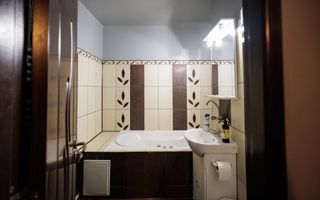 Apartament 2 camere decomandat de inchiriat, etaj 3/4, zona Alexandru cel Bun – mobilat si utilat premium - Poză 6