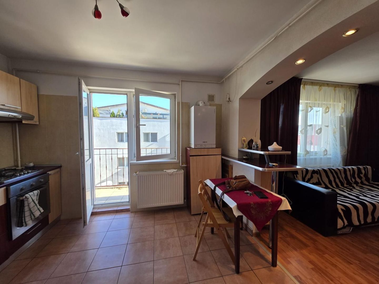 Garsonieră spațioasă Ozana, parcare, centrală proprie, balcon, pet friendly - Poză 10