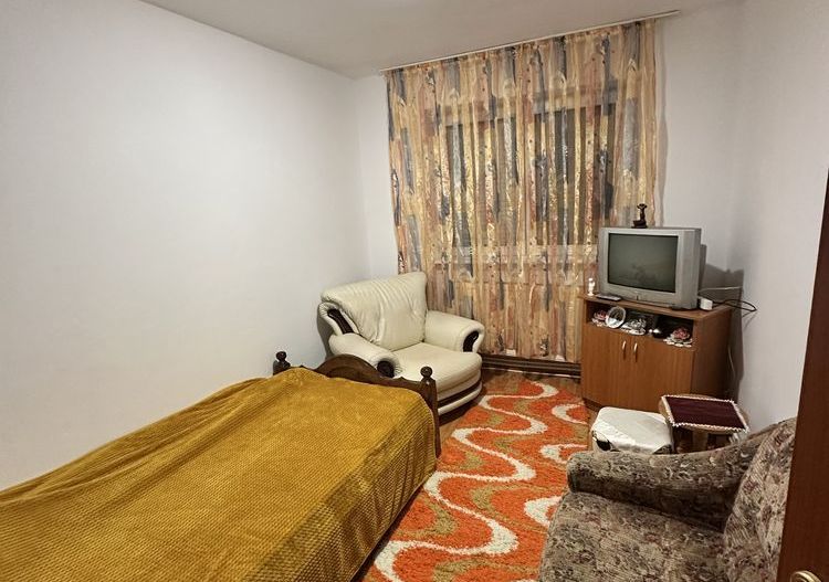 BRASADAS vinde ap 2 cam Botizului etaj 2 cu balcon - Poză 1