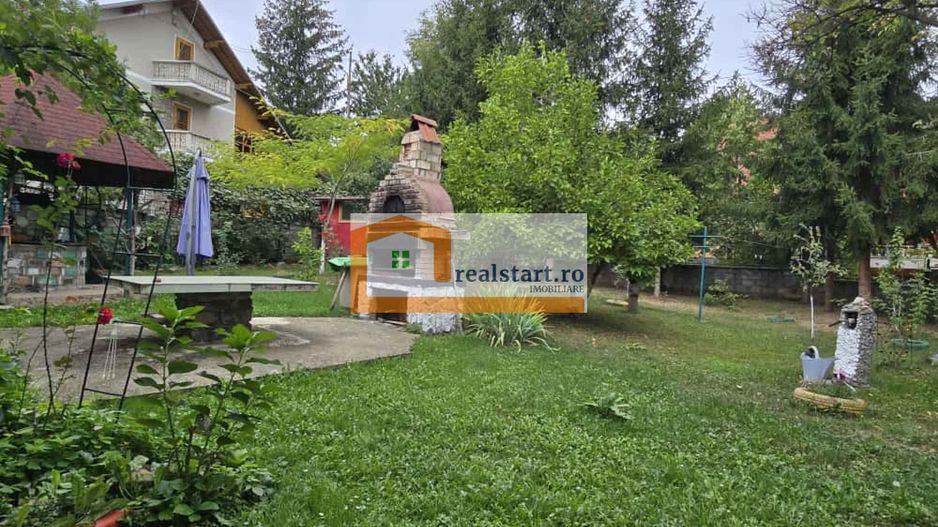 Vedere padure, panouri solare si fotovoltaice, pompa de caldura,  semineu - Poză 6