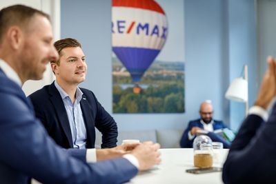 Broker REMAX: avantajul unui brand internațional în dezvoltarea unei agenții imobiliare 
