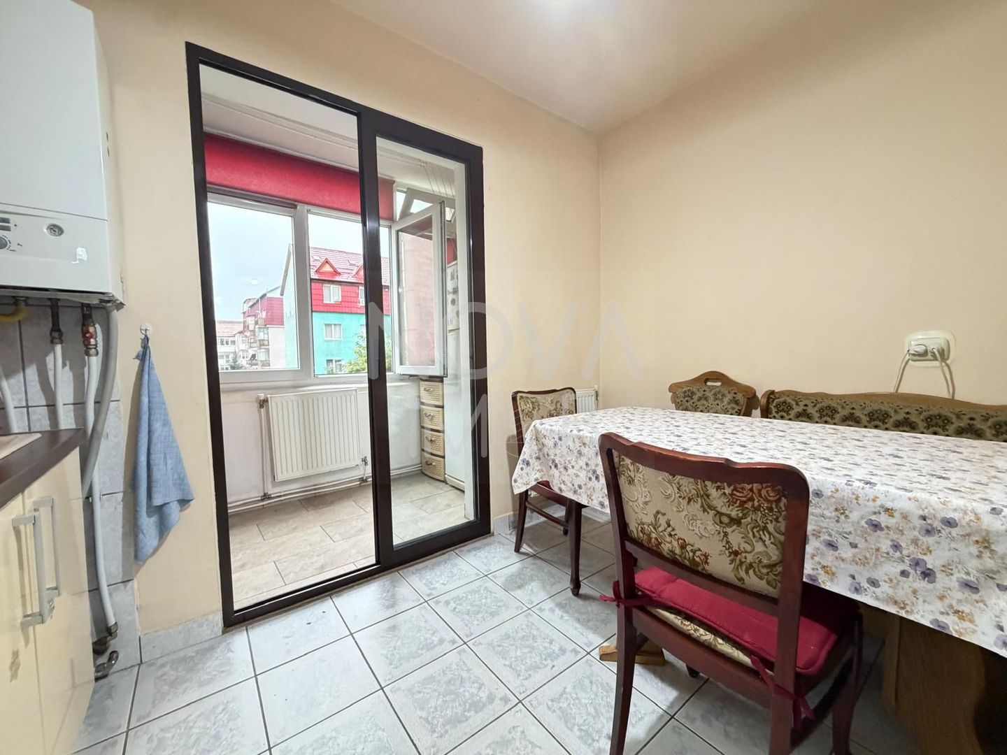 Apartament de inchiriat 3 camere etajul 4, cu lift,  Zona Vasile Aaron - Poză 4