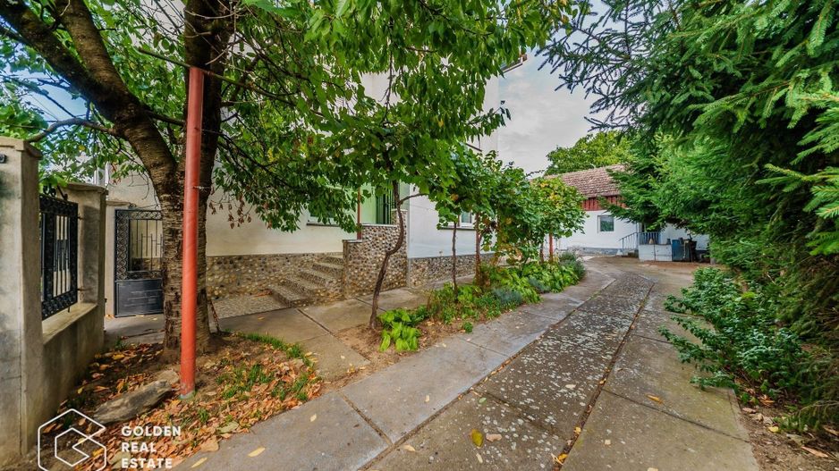 Vila superba, P+E,  Cuvin, 9 camere, 200 mp si teren 1300 mp plus anexa 3 camere - Poză 30