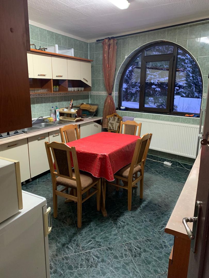 Vila Predeal 500 mp de renovat potential 6 apartamente 3 garaje - Poză 8