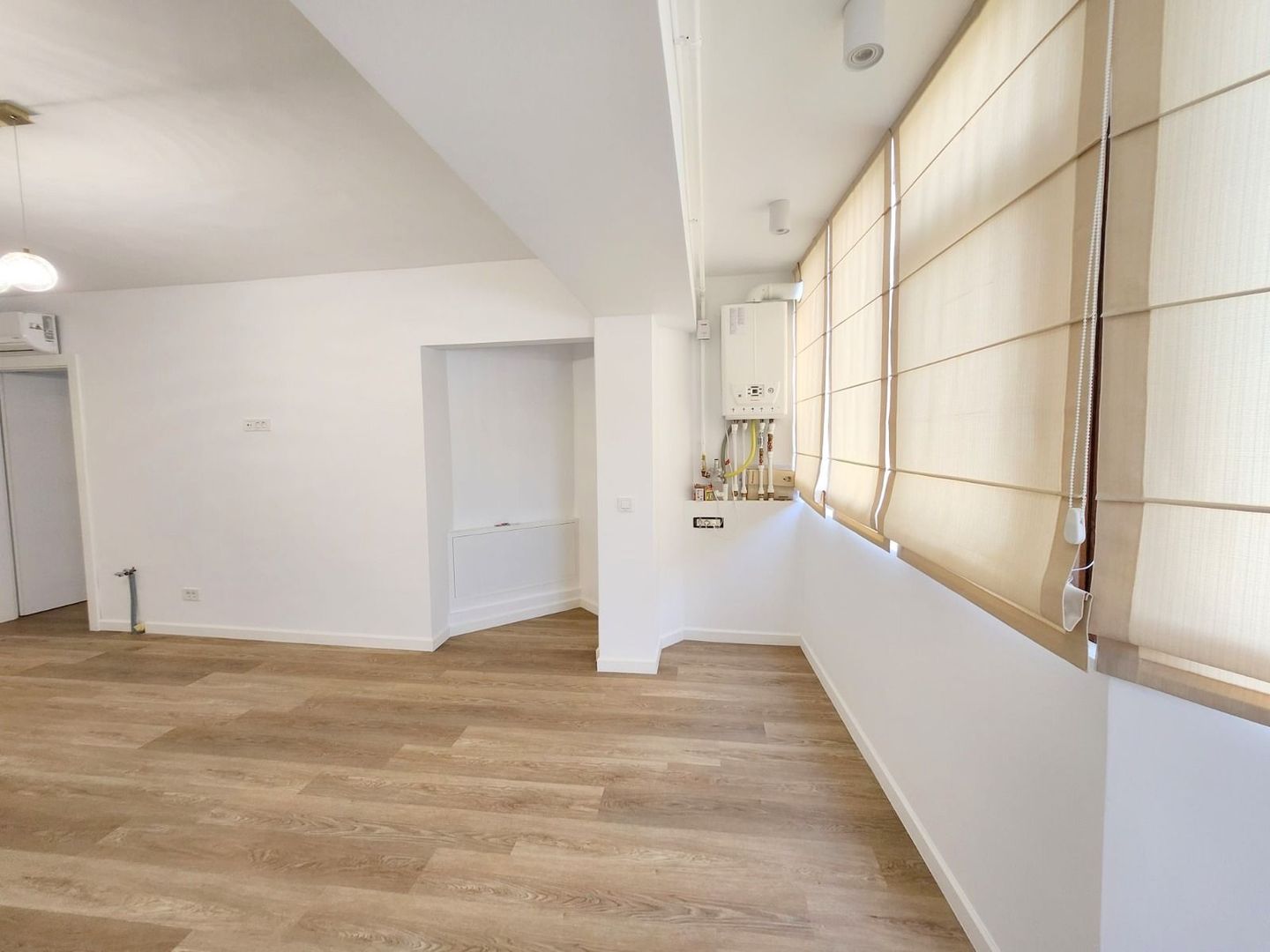 De vanzare apart. 3 camere Faleza , vedere Dunare, 78 mp, renovat premium - Poză 18