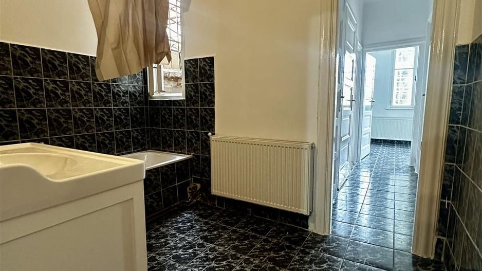 Casa Ultracentral singur ï¿½n Curte - Poză 6