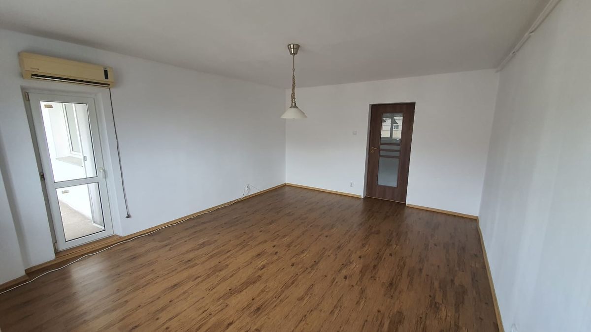Închiriez apartament 3 camere, nemobilat, Piața Muncii, pentru locuit - Poză 1
