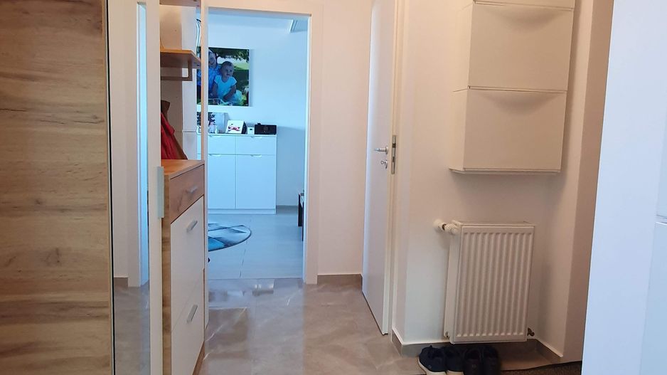 Bloc nou, Tractorul apartament mobilat la parter cu balcon si parcare - Poză 8