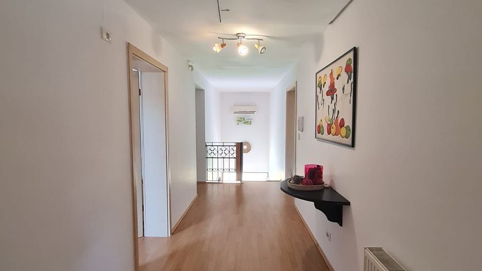 Vila spațioasă și recent renovată în Ghiroda! - Poză 50