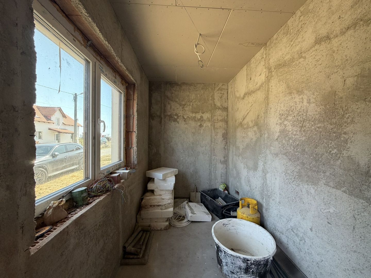 Casa la gri, 4 dormitoare, 3 bai, teren 400 mp - Poză 11
