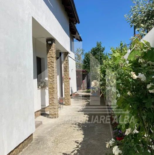 Casa individuala de vanzare, Lipoveni - Centru - Poză 6