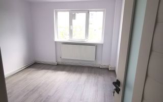 De vanzare apartament cu 2 camere, central. et. 3, 79.900 euro - Poză 5
