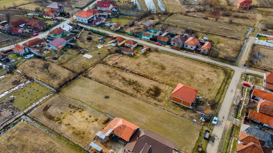 Casă la roșu cu teren Beliu - Poză 10