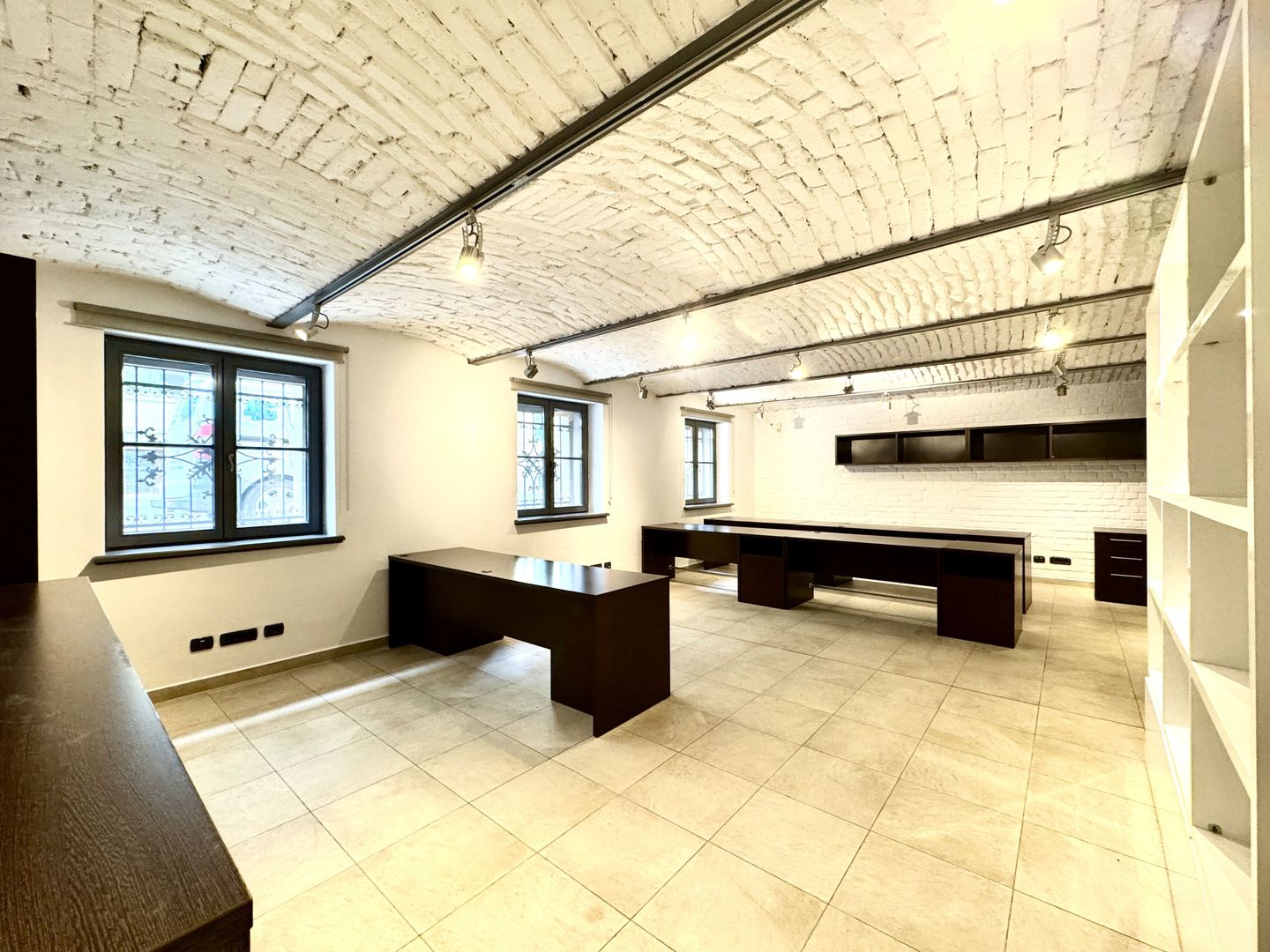 Spațiu de Birouri Elegant în Clădire Istorică Renovată – Piața Unirii, - Poză 2