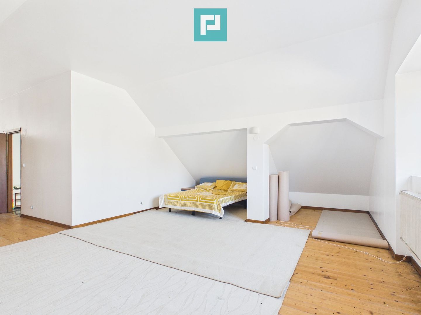 Casă cu 8 camere pentru investiții în Maciova CS - Poză 13