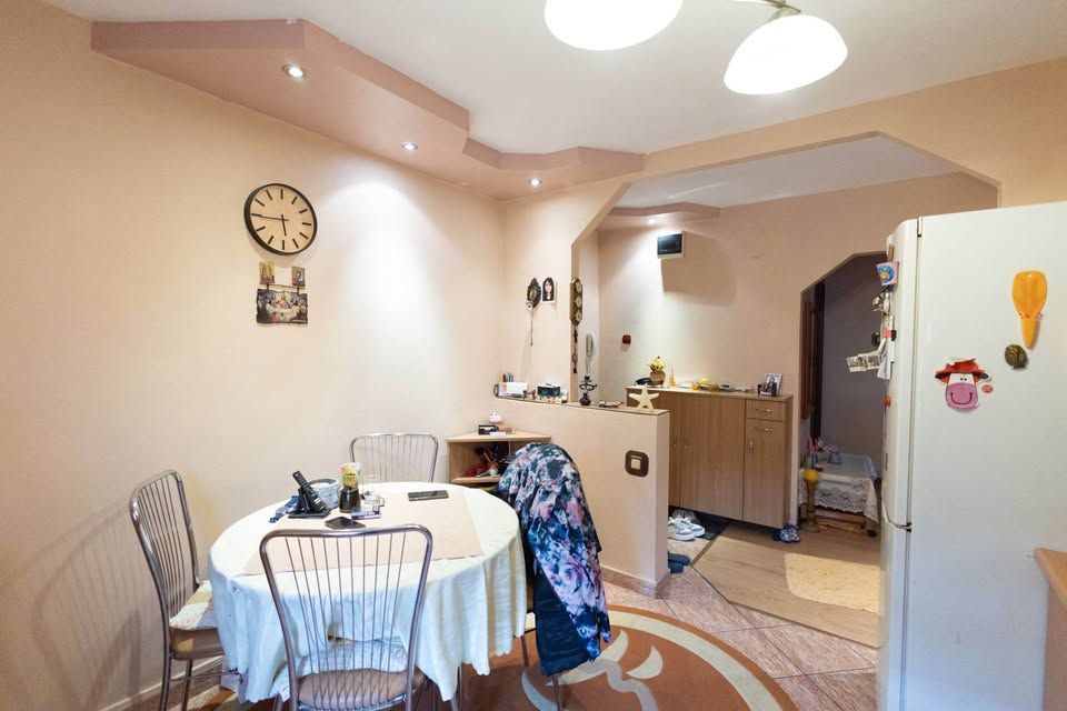 Etaj  2- 3 cam decomandat Bucovinei-Torontalului centrala proprie - Poză 1