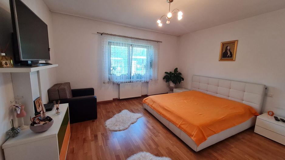 Vila generoasa,zona Lunei - Poză 4