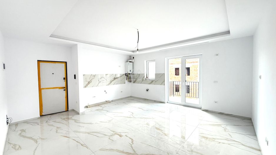 Disponibil imediat. Drum asfaltat. 2 locuri de parcare acoperite. - Poză 1