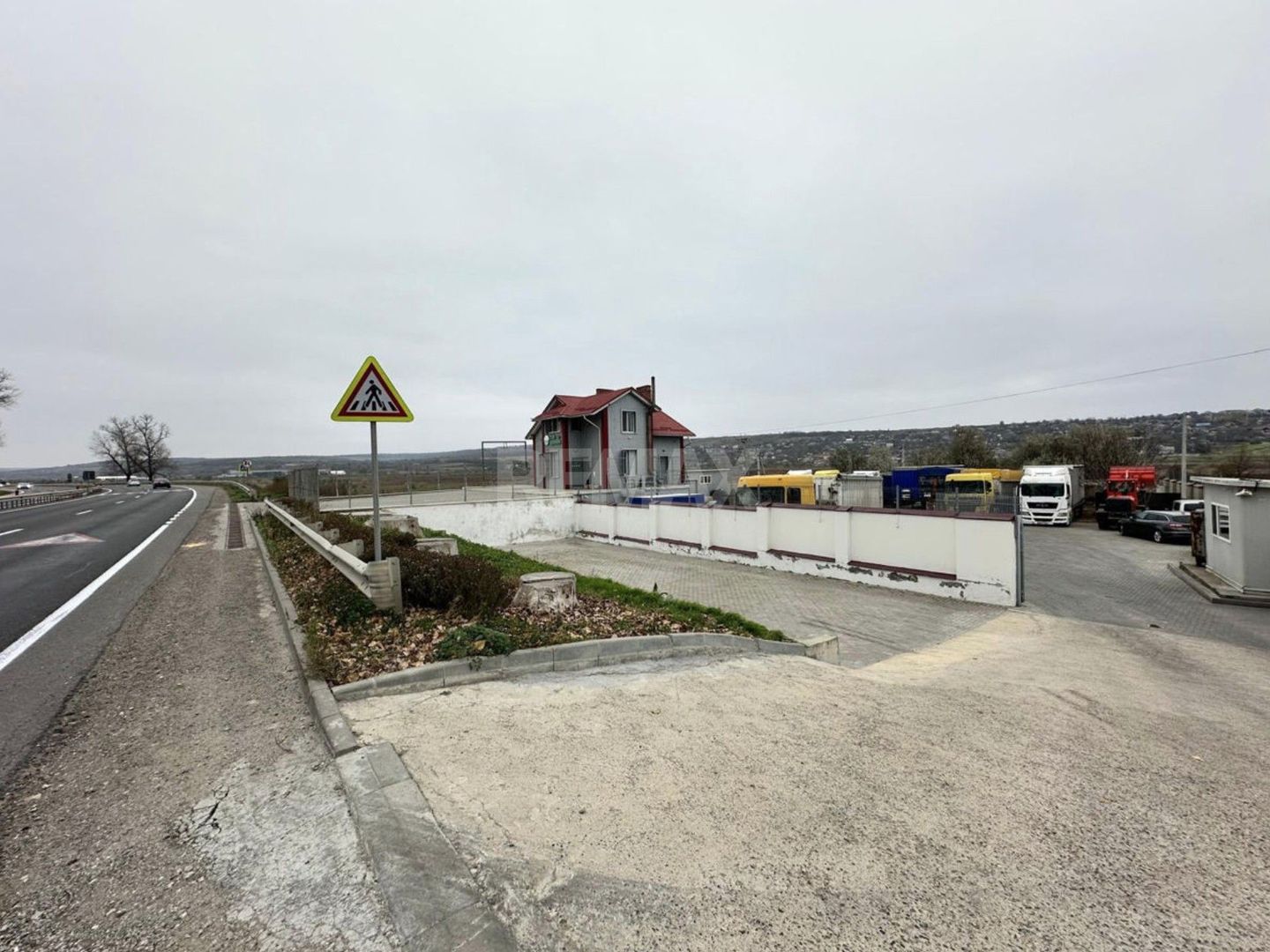 De Vânzare Clădire comercială cu depozit și parcare tiruri. 17 ari. - Poză 5