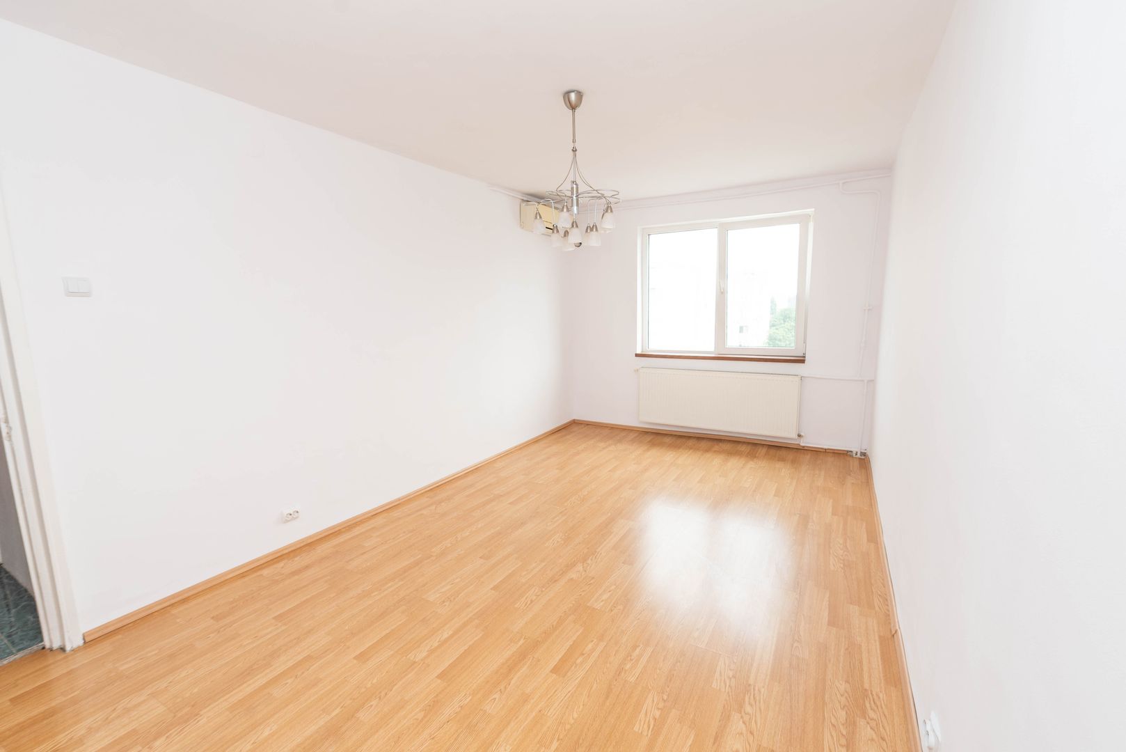 Apartament 3 camere de vanzare, decomandat, 2 bai, loc parcare, 1980 - Poză 1