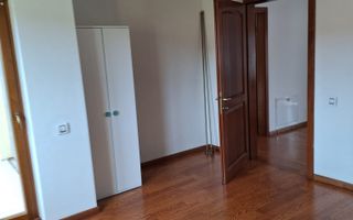 Casa deosebită în Europa – stil clasic, terase și grădină amenajata - Poză 17