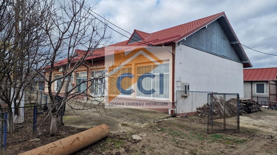 Se oferă spre vânzare / închiriere clădire cu spațiu comercial - Poză 16