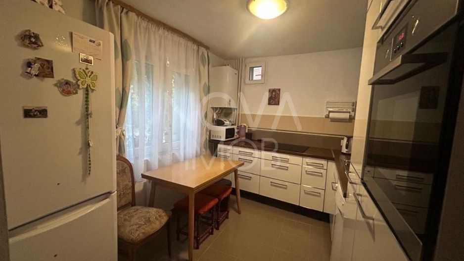 Casa de vanzare 200 mp cu spatiu comercial la parter, strada Lunga - Poză 5