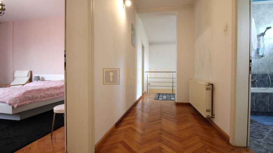 3 dormitoare, 3 bai, living spatios, 2 terase si curte. - Poză 24