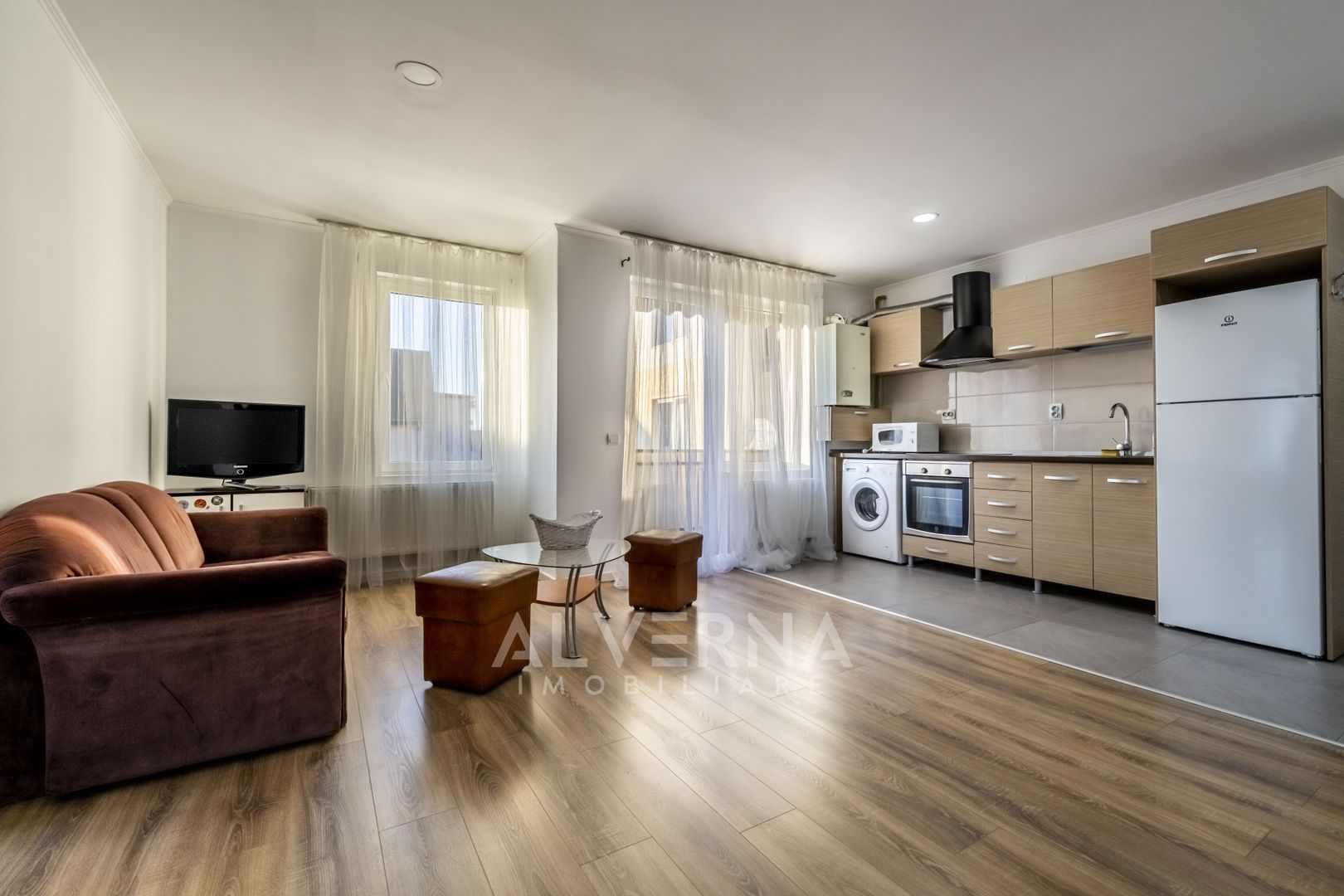 Inchiriere apartament 3 camera, 68mp + balcon, loc parcare, zona Terra - Poză 1