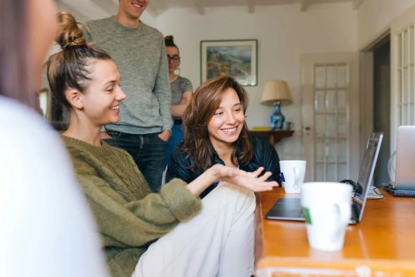 Argumentele care demontează percepțiile greșite ale vânzătorilor, oferind o perspectivă profesională asupra beneficiilor colaborării exclusive cu un agent imobiliar.