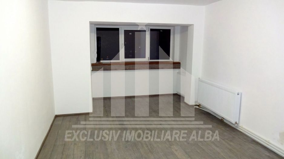 Apartament cu 4 camere decomandate, Cetate, M-uri - Poză 1