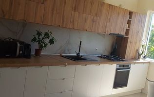Locuință spațioasă pe două niveluri, pregătită pentru mutare.