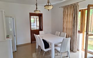 Casa deosebită în Europa – stil clasic, terase și grădină amenajata - Poză 2