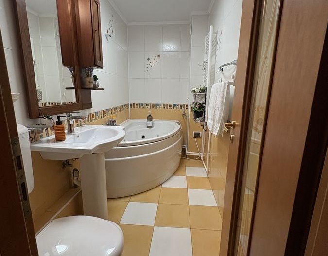 Vânzare Apartament 4 Camere cu Centrală pe Calea Vitan între Mall și Mihai Bravu - Poză 6