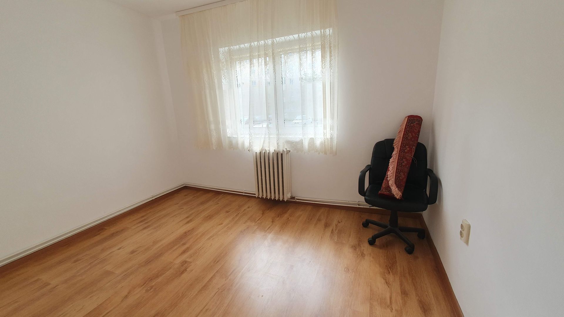 Tractorul zona Cerna, de vanzare apartament 3 camere cf I decomandat - Poză 1