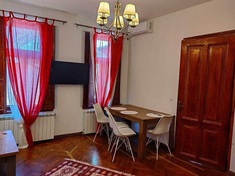 Casa cu doua camere, mobilata si utilata, zona centrala - Poză 1