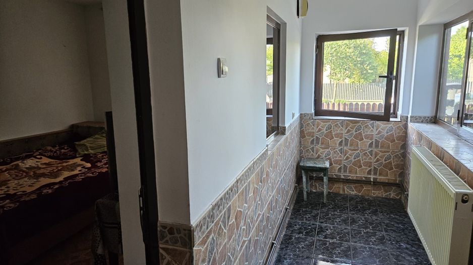 Casă de vânzare în Golești – locație excelentă lângă muzeu - Poză 8