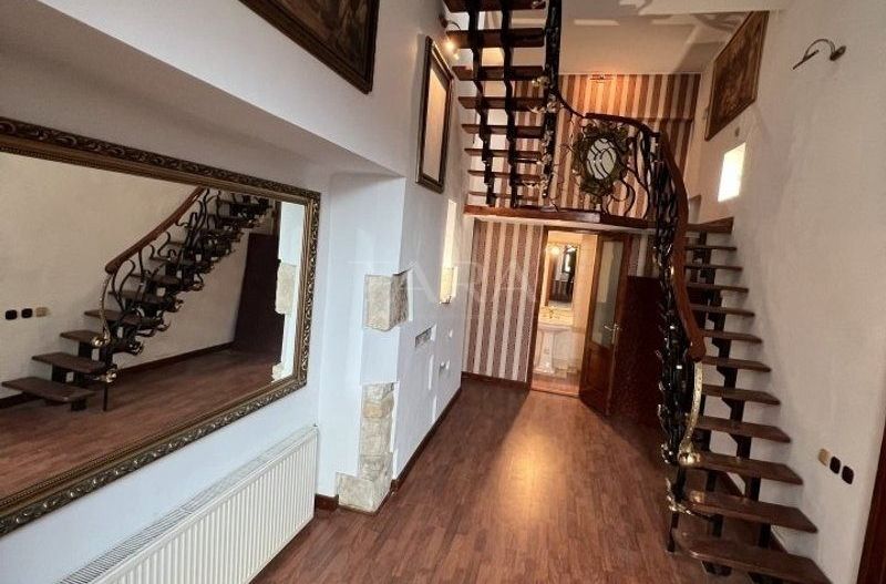 Apartament de vânzare cu 4 camere in zona Ultracentrala - Poză 1