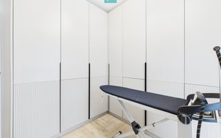 Casă modernă cu 5 camere, 4 băi și terasă închisă – Otopeni, central - Poză 24