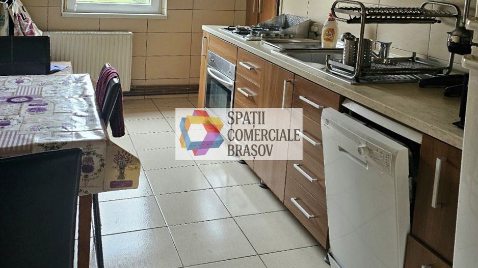 Apartament cu patru camere, zona Tractorul 81 mp - Poză 3