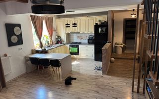🏡 Apartament pe 2 nivele, 4 camere - de vânzare – Bulevardul Independenței - Poză 1