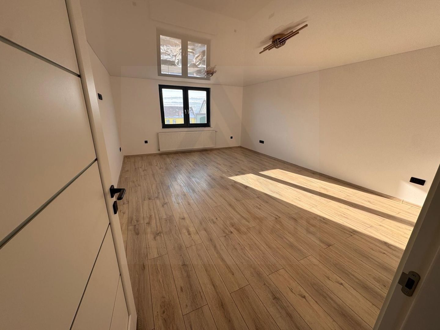 Casa moderna constructie noua 195 mp utili si 100 mp curte Sura Mare - Poză 5