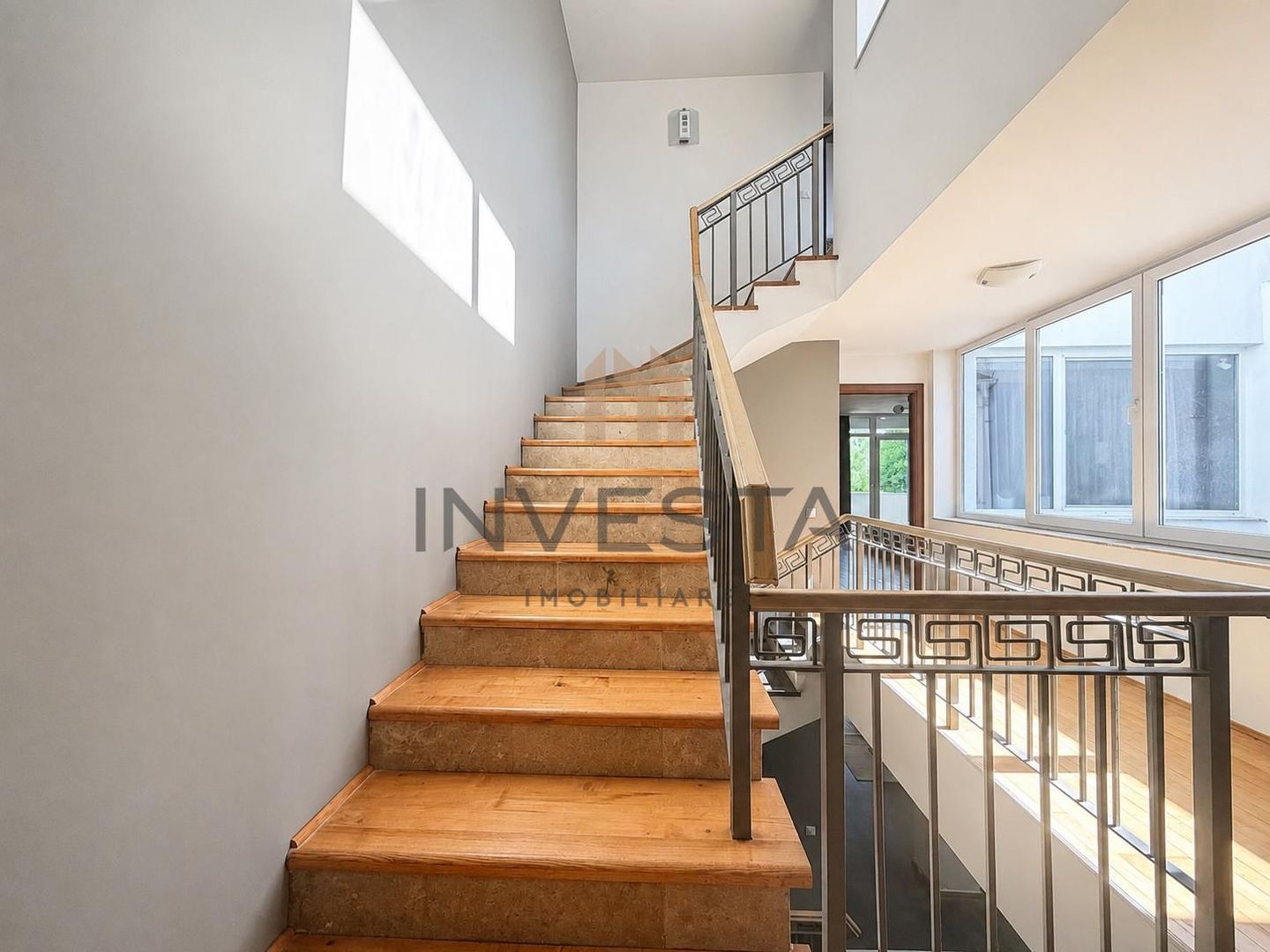 Casa de 360 mp cu sauna si garaj dublu de inchiriat in zona Buna Ziua - Poză 19