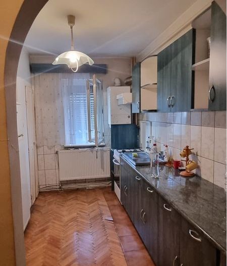 Vand apartament 2 camere, semidecomandat, situat central - Poză 2