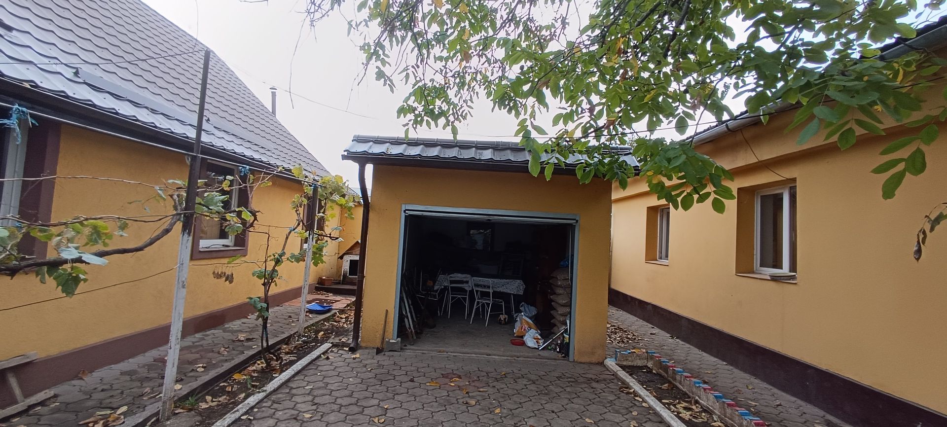 Casă spațioasă cu 4 camere , curte și teren generos în Mașloc - Poză 2