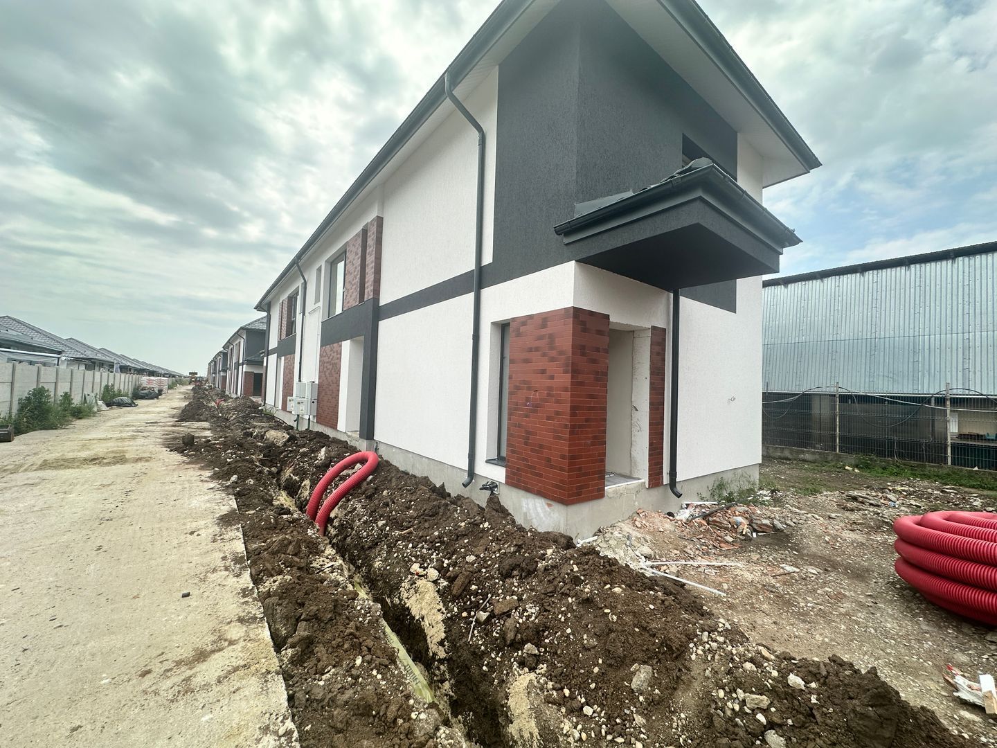 AP. 2 CAMERE -  CURTE 60 MP, INCALZIRE IN PARDOSEALA, COMISION 0% - Poză 2