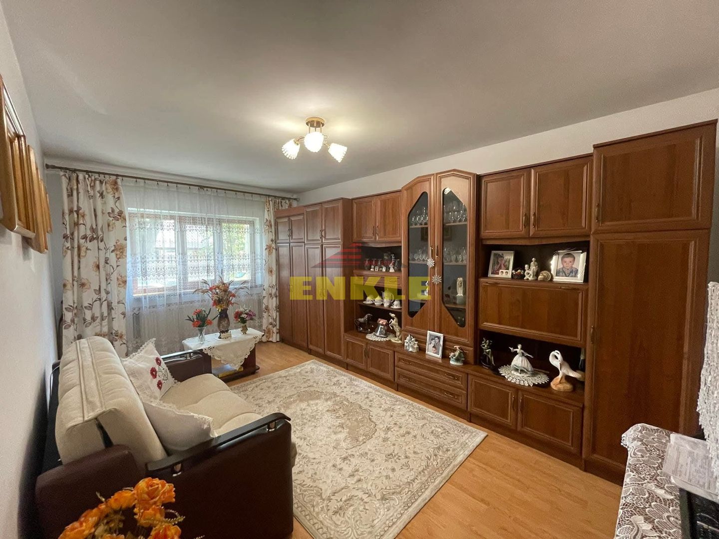 De vanzare apartament (se accepta si schimb cu casa) - Poză 1