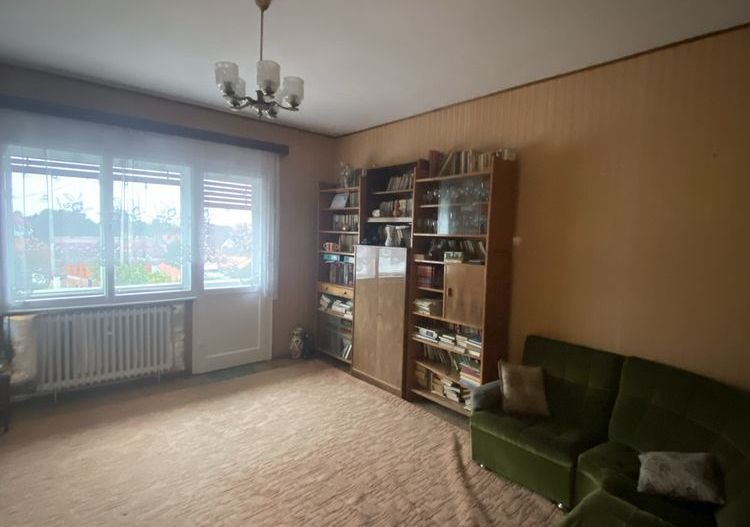 Apartament cu 3 camere si garaj, zona centrala - Poză 1