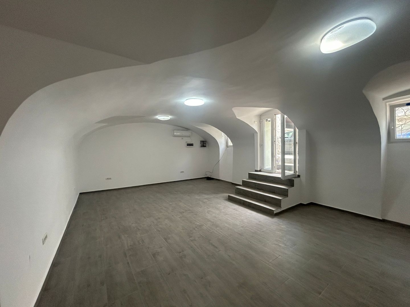 Spațiu Comercial de Închiriat Arad – 70mp, Acces Stradal - Poză 1